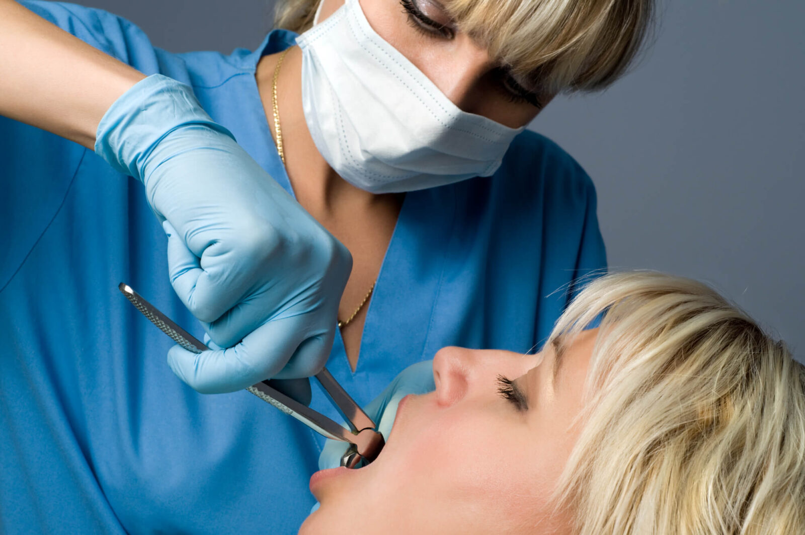 female patient undergoing tooth extractions in Coral Springs